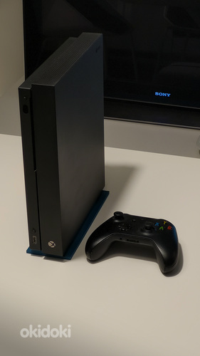 Xbox One X + Vertical Stand + Controller + Karp (foto #1)