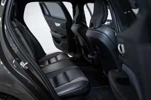 2020 Volvo V60 R-Design 2.0 D4 140kW (9 foto / 15)