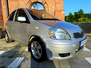 TOYOTA YARIS FACELIFT / AVARIIVABA / AUTOMAAT / A/C (2 foto / 15)