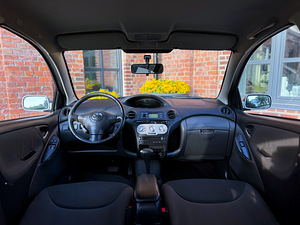 TOYOTA YARIS FACELIFT / AVARIIVABA / AUTOMAAT / A/C (10 foto / 15)