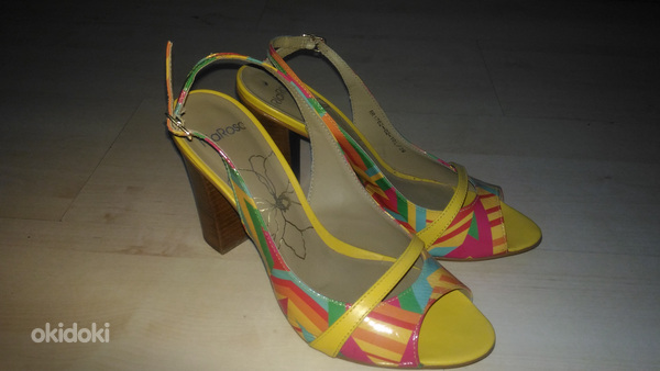 Kollased naiste sandaalid (foto #1)