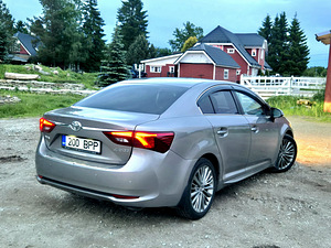 Toyota Avensis Premium (4 foto / 15)