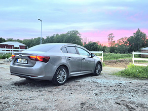 Toyota Avensis Premium (7 foto / 15)