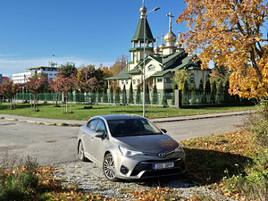 Toyota Avensis Premium (12 foto / 15)