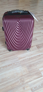 Дорожный чемодан в жёстком корпусе ABS.