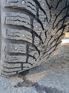 255/40 R19 Nokian Hakkapeliitta 9 naastrehvid (8 foto / 9)