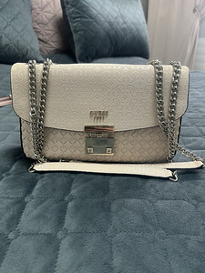 Guess (1 foto / 1)