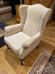 Продам белое кресло (2 фото из 4)