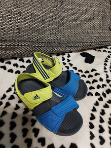 Adidase sandaalid
