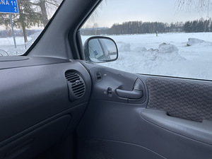 Chrysler Voyager (7 фото из 10)