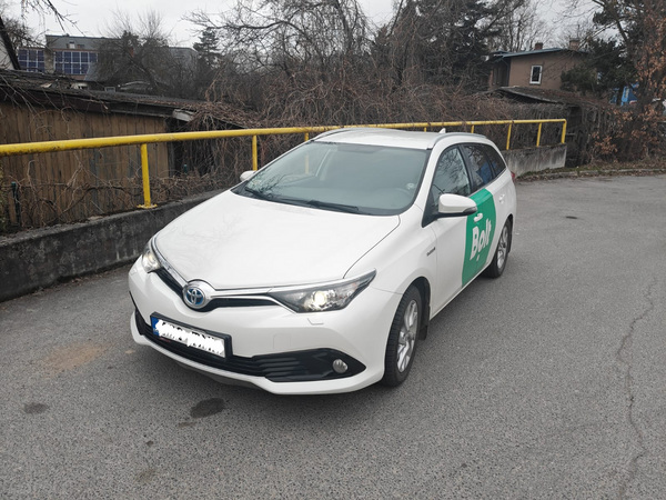 Toyota Auris гибрид Lpg 2016