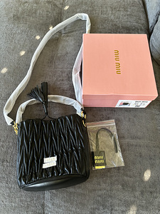 MIUMIU käekott uus (4 foto / 9)