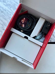 Nintendo Switch - OLED White - консоль + аксессуары (4 фото из 8)
