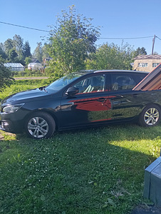 Annan heades kätes Peugeot 308 station wagon bensiin, 1.2 , 2019.
