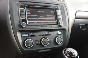 Volkswagen Jetta (9 foto / 10)
