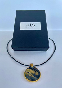 Käsitsi valmistatud medaljon, teostatud fluid art tehnikas. (3 foto / 6)