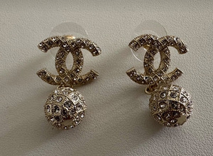 Оригинальные более нарядные серьги Chanel. (1 фото из 3)