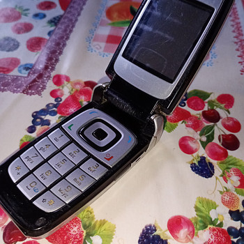 Nuppudega telefon Motorola+ 2 Nokia ilma Akuta ja laadijata.