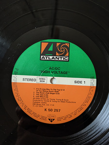 Винил LP AC/DC - "HIGH VOLTAGE" (3 foto / 4)