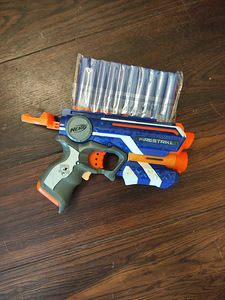 Nerf mängupüstol ja kümme kuuli. (1 foto / 1)
