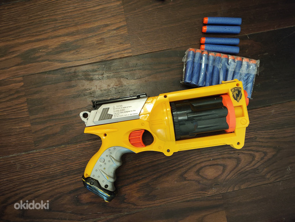 Nerf mängupüstol ja 14 kuuli.