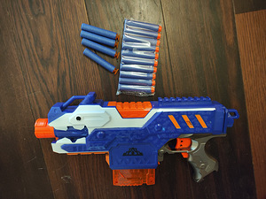 Игрушка Nerf пулемет и 14 пуль.