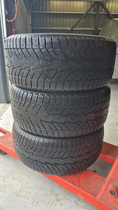 3 использованных шины Hankook Winter i*cept IZ2 245/40R18 (1 фото из 5)