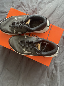 Кроссовки Nike (2 фото из 4)
