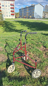 Rulaator käimisraam (1 foto / 2)