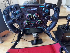 Moza R25 + CRP Pedals + PlayseatTrophy + 2 wheels + Shifter (8 foto / 10)