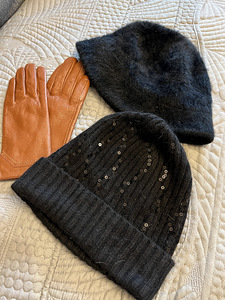 Женские перчатки и шапки