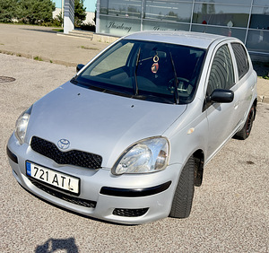 Toyota Yaris (2 foto / 5)