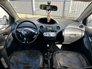 Toyota Yaris (5 foto / 5)