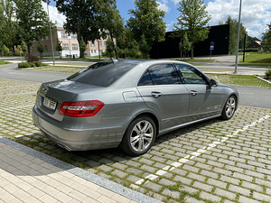 Продается Mercedes-Benz E220 (7 фото из 13)