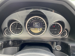 Продается Mercedes-Benz E220 (13 фото из 13)