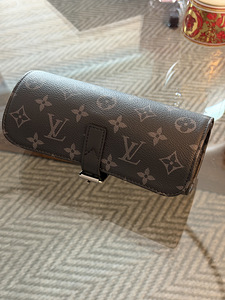 Футляр для часов Louis Vuitton Monogram Eclipse (8 фото из 8)