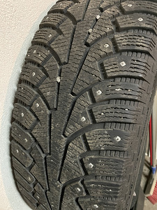 Шины 235/60/18 Nokian Hakkapellitta, 7-8 мм (1 фото из 2)