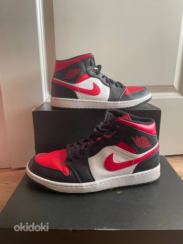 Air Jordan 1 Mid, mustad, valged ja punased