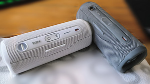 JBL FLIP 6. Hall & Valge (komplekt) (5 foto / 7)