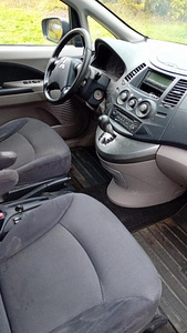 Mitsubishi Grandis (7 foto / 14)
