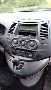 Mitsubishi Grandis (6 foto / 14)