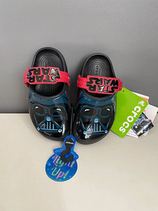 Kids' Crocs Fun Lab Lights Darth Vader™ Clogs C4 (2 foto / 3)