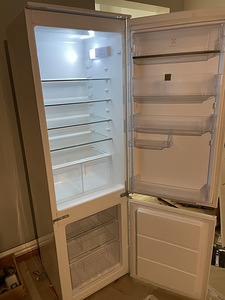 Встроенный холодильник Electrolux (холодильник) (2 фото из 8)