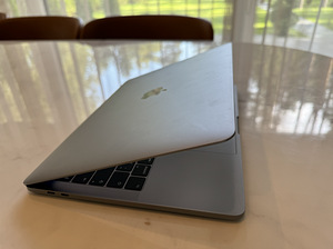 Macbook Pro 8GB/512GB/i5 (13-inch) (1 foto / 2)