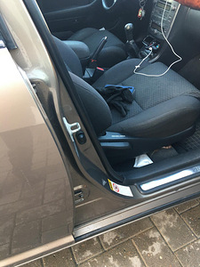Toyota Avensis (4 foto / 12)