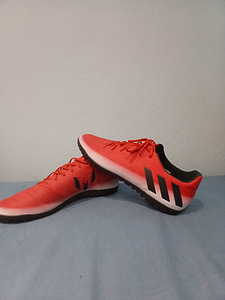 Hea Adidas Messi jalgpallijalatsid