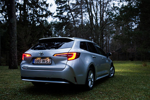 Toyota Corolla TS 1,2 Turbo Multidrive S Activ (4 foto / 10)