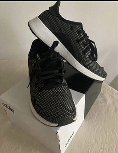 Adidas кроссовки (3 фото из 4)