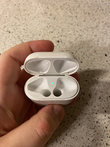 Продается пустой чехол AirPods. (2 фото из 3)