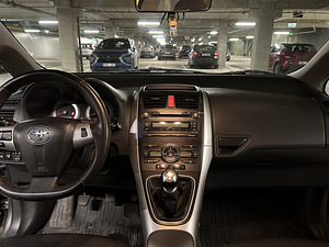 Toyota Auris (10 фото из 10)